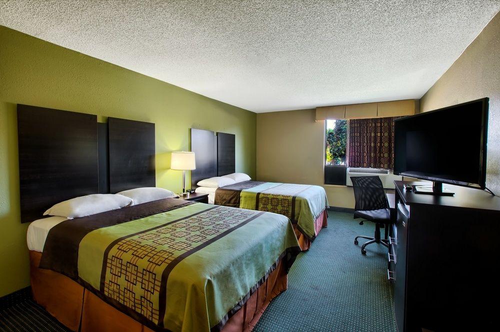 Super 8 By Wyndham Raleigh North East Hotel Bagian luar foto