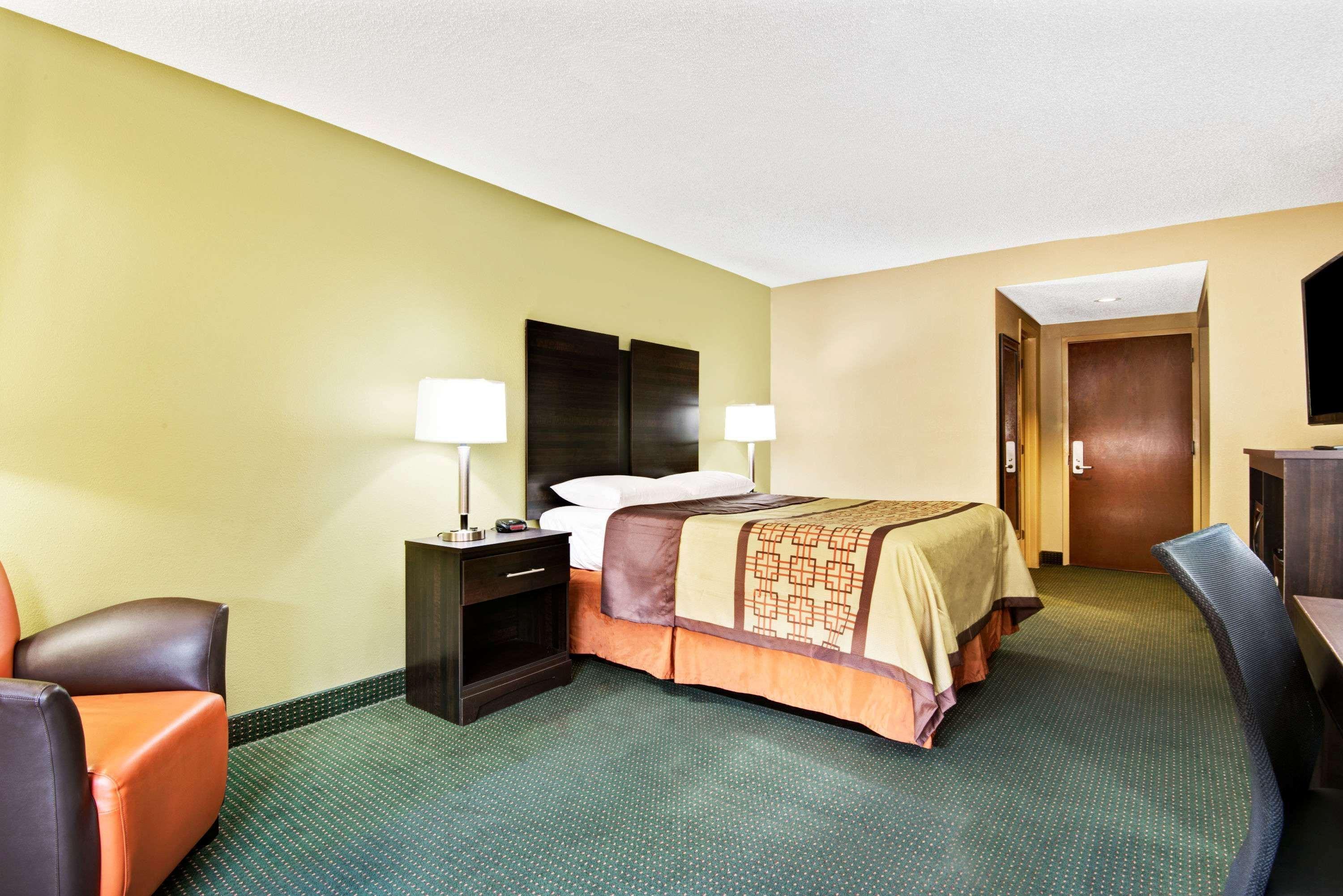 Super 8 By Wyndham Raleigh North East Hotel Bagian luar foto