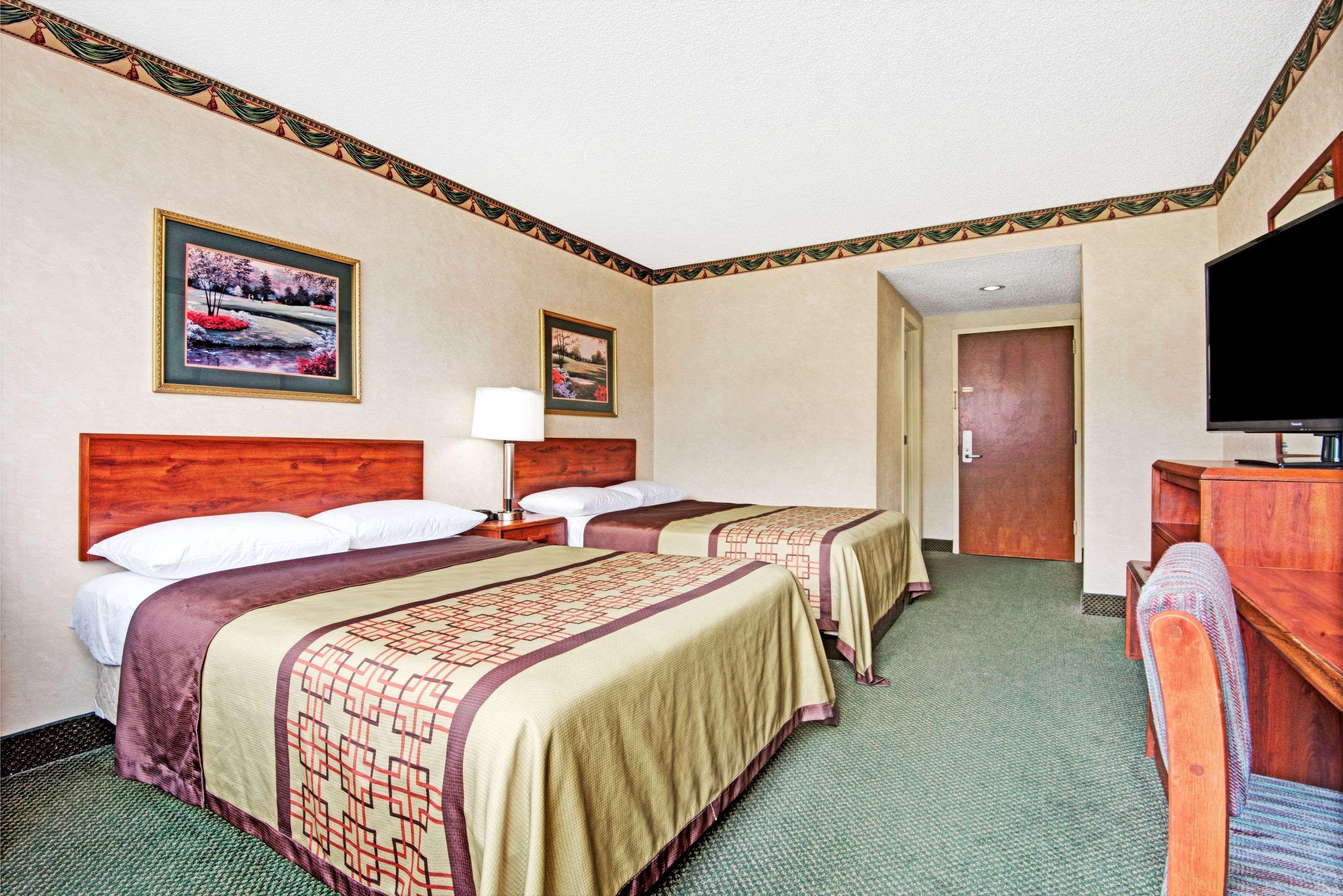 Super 8 By Wyndham Raleigh North East Hotel Bagian luar foto