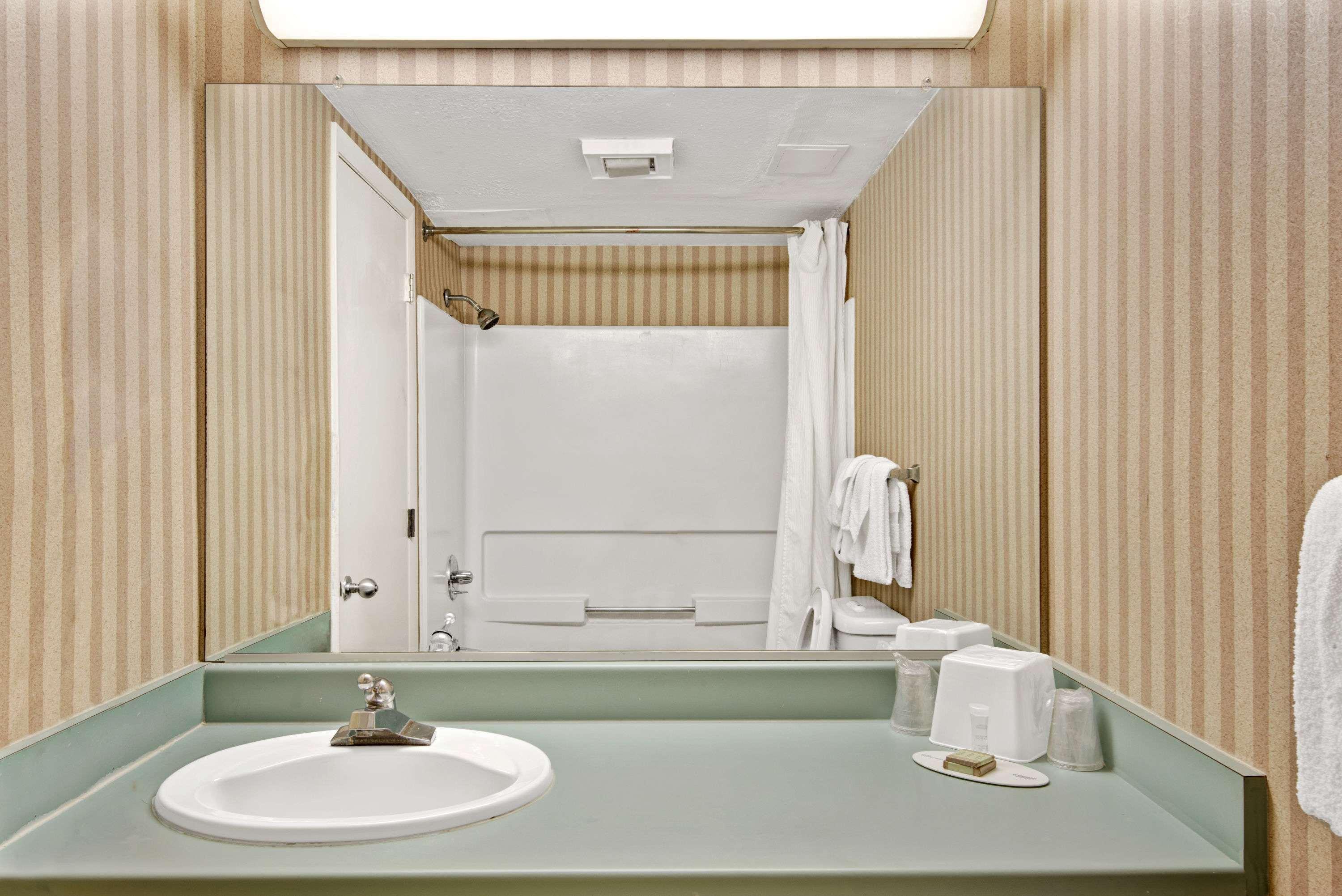 Super 8 By Wyndham Raleigh North East Hotel Bagian luar foto