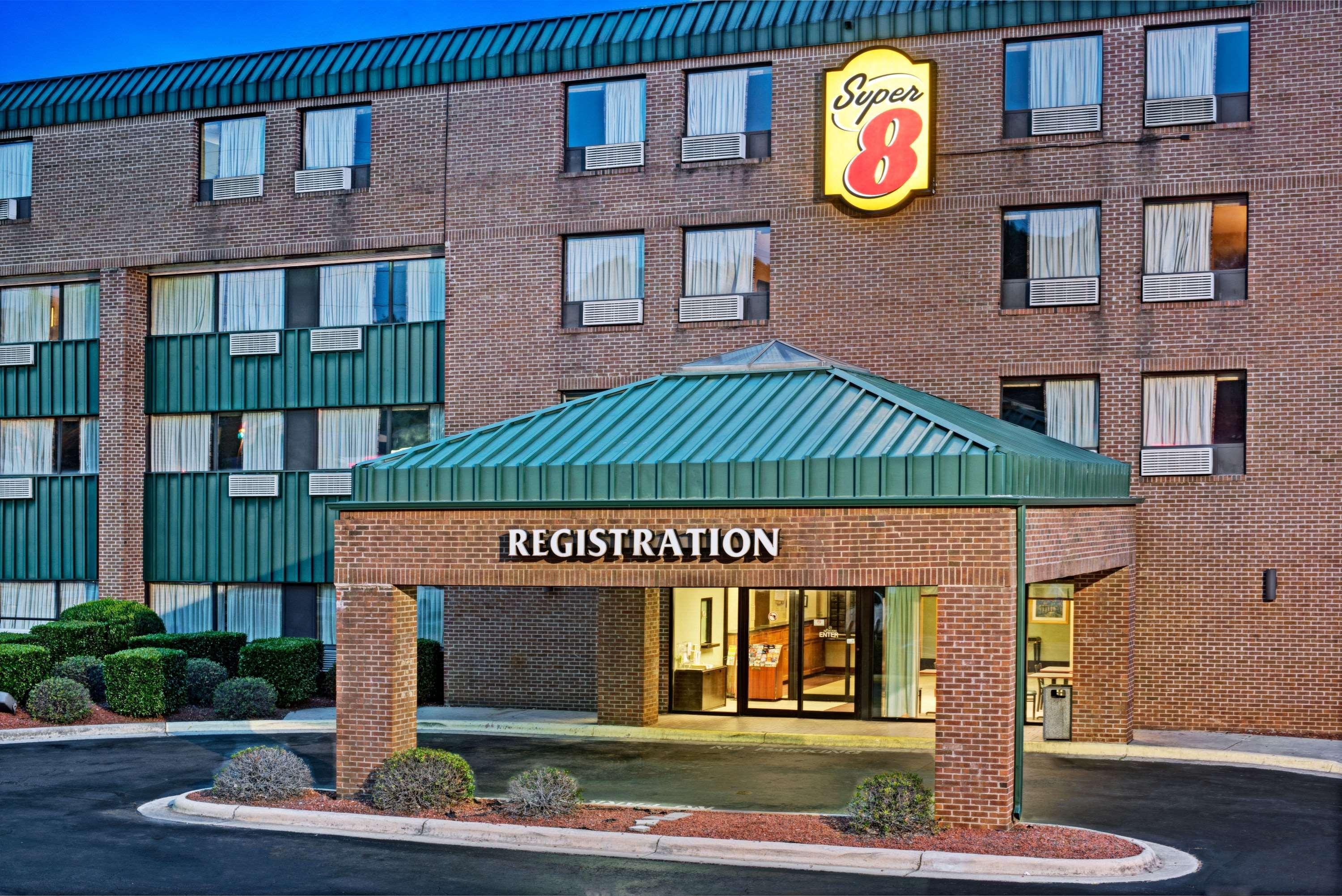 Super 8 By Wyndham Raleigh North East Hotel Bagian luar foto